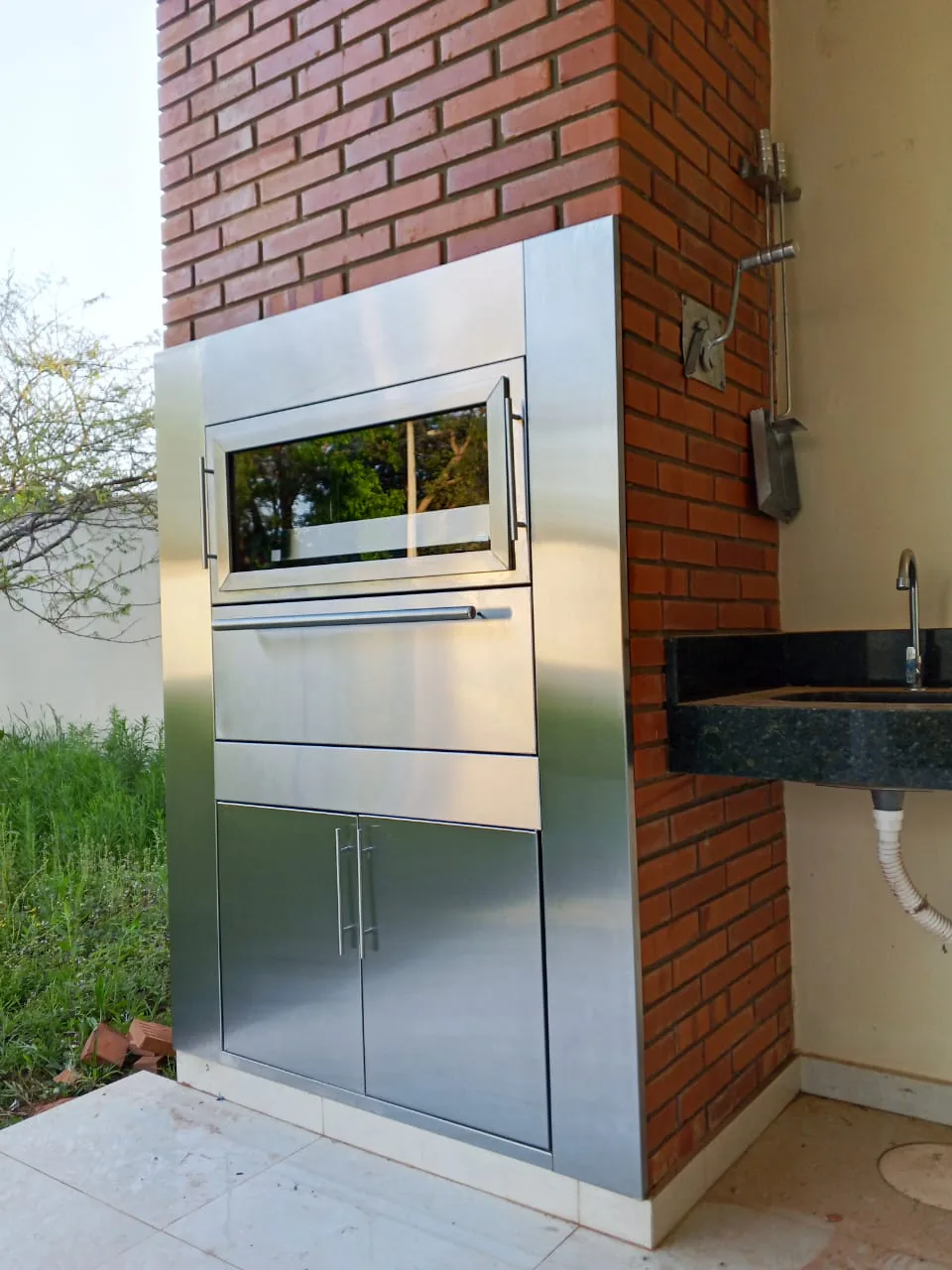 Basculante Premium instalada en área gourmet integrada